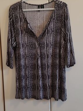Cynthia Rowley Women’s Black & White Patterned V-Neck Top